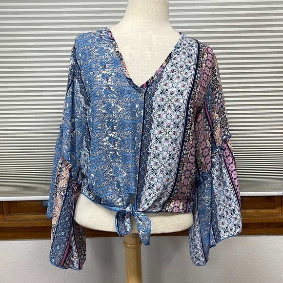 lavender field Tops - Lavender Fields NWT Blue Boho Print Bell Sleeve Crop Tie Front Top Small